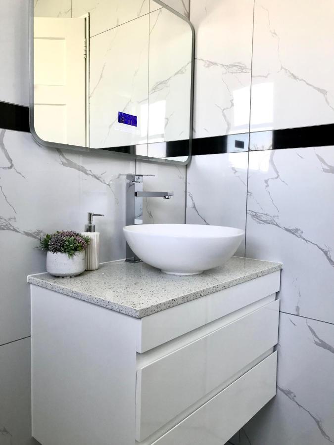Bright & Comfy Stay In Newly Renovated Home With Parking Auckland Zewnętrze zdjęcie